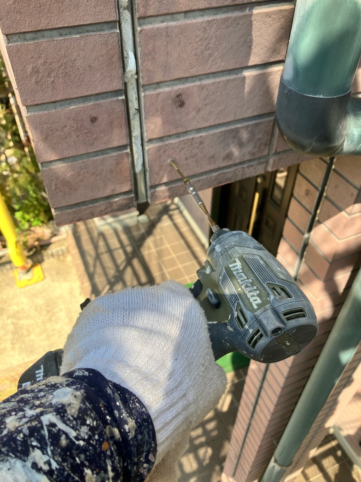 サイディング浮き箇所　ビス止め