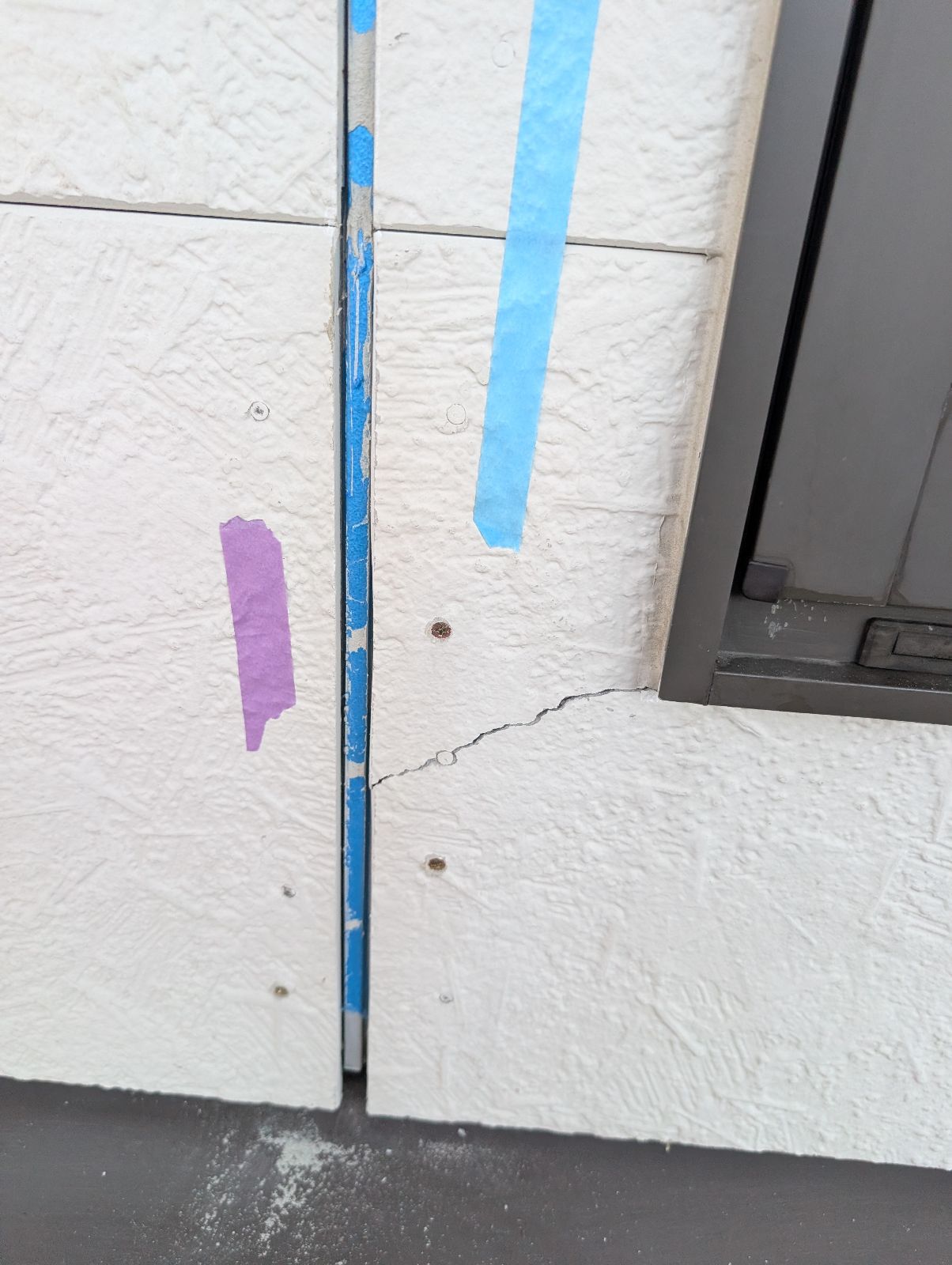 サイディング浮き箇所　ビス止め